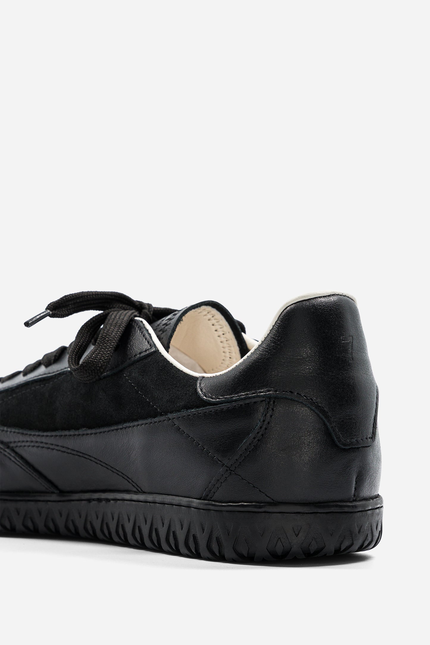 B7 - Monochrome Black