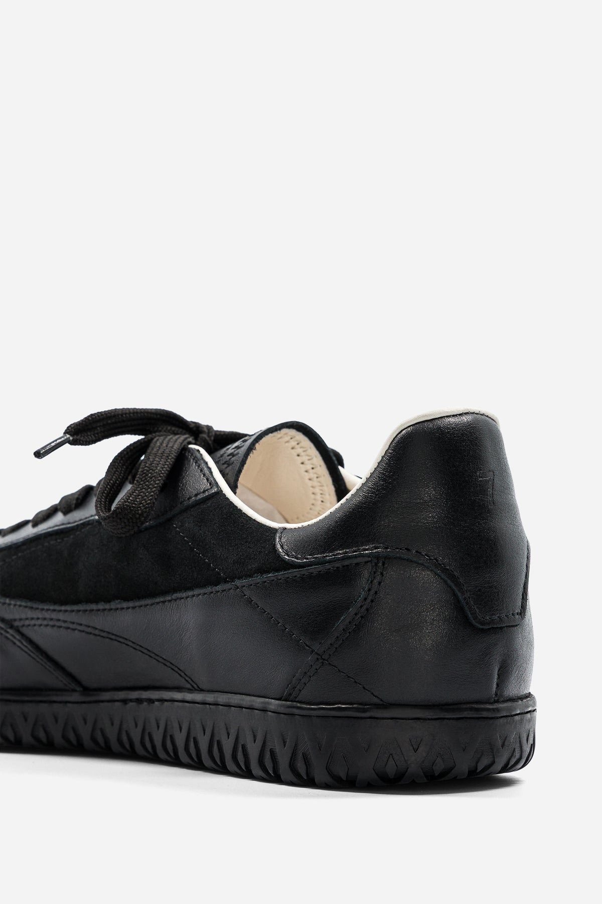 B7 - Monochrome Black
